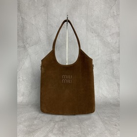 5BB231磨砂棕 MIUMI 24FW秋冬麂皮系列hobo 這個秋冬最火的元素