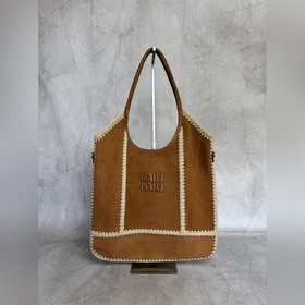 5BG231 MiuMiu又雙叒叕放大招~這次新款鹿皮包袋美到犯規 将柔軟的鹿皮