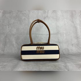 新款帆布條紋 5BB173 這款Beau帆布手袋以條紋圖案喚起經典夏日衣櫥記憶，