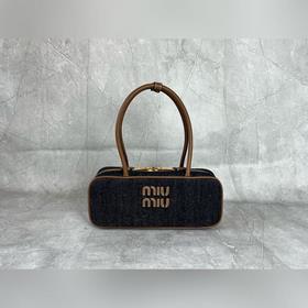 5BB173 Beau丹甯中號單肩包 标志性的Miu Miu丹甯面料定義了這款