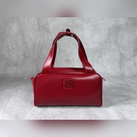 5BB182 (紅色)新品爆款腋下保齡球包，這款手提包的新演繹以平坦的手柄，正面