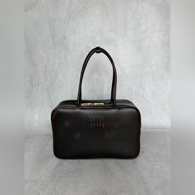 5BB117 (複古擦色)MiuMiu新品保齡球包，采用頂級進口小羊皮， 皮質光