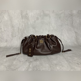 5BG306(石楠木色)M家中古腋下餃子包，全新植柔羊皮滿滿複古懷舊風情，搭配鋼