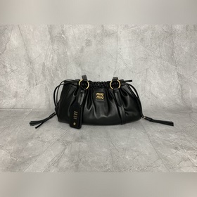 5BG306(黑色)M家中古腋下餃子包，全新植柔羊皮滿滿複古懷舊風情，搭配鋼質做