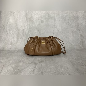 5BG306(焦糖色)M 家中古腋下餃子包，全新植柔羊皮滿滿複古懷舊風情，搭配鋼