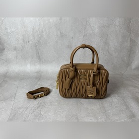 5BB124 MiuMiu新品too pretty保齡球手袋，采用進口小羊皮經典
