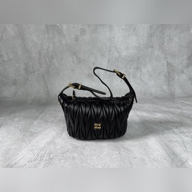5NE026 (黑色)新品迷你飯盒包，經典Matelasse繡花，Miu風格的象