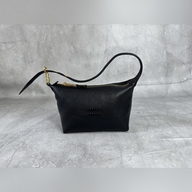 5NE841 新品飯盒包，複古做舊植柔羊皮，正面标志性 Miu金額logo，棉布