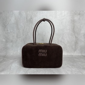 5BB117(燈芯絨石楠木色) MiuMiu新品燈芯絨公文包，時尚與經典的完全融