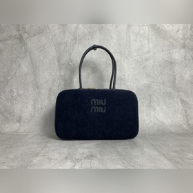 5BB117(燈芯絨藍) MiuMiu新品燈芯絨公文包，時尚與經典的完全融合，精