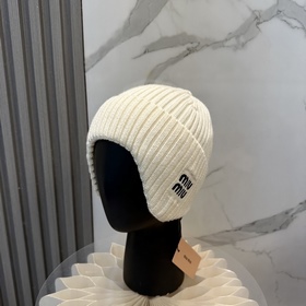 miumiu缪缪 新款針織護耳帽 日系個性編織秋冬護耳帽 采用高品質毛線編織而成