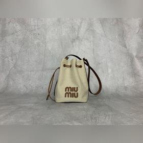 5BE090 Miu家新款水桶包，延續上一季的慵懶和性感熱潮，又一火爆 款式，搭