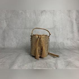5BE090 Miu新品鑽石水桶包，這款手袋通體覆蓋由人造仿水晶組成，搭配頂級進
