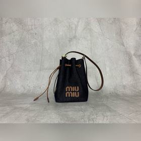 5BE090 Miu家新款牛仔水桶包，全新牛仔面料，延續上一季的慵懶和性感熱潮，