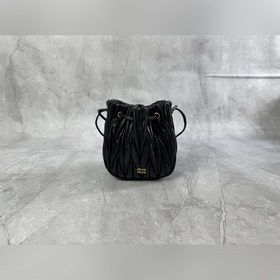 5ND022 (黑色)_Matelassé Nappa羊皮革迷你抽繩手提包Mat