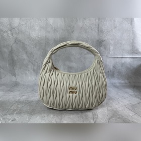 5BC108 M新品MiuWander手袋，采用進口小羊皮經典品牌标志性Mate