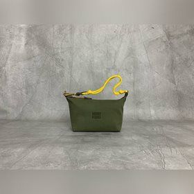 5NE841 新品帆布飯盒包 帆布綠 采用斜紋防水帆布面料，質感高級又實用，正面