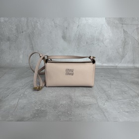 5BE097 Miu Miu 斜挎小包 伊勢丹限定系列 荔枝紋牛皮定制 質感滿