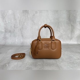 5BB123 牛皮幹邑色 尺寸：19X13X6 材質：進口牛皮 too pret