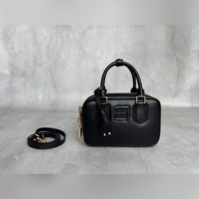 5BB123 牛皮黑色 尺寸：19X13X6 材質：進口牛皮 too prett