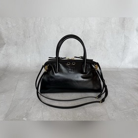 5BA303 黑色 Miumiu新款貝殼包 油蠟皮複古美， 審美真的很在線噢，