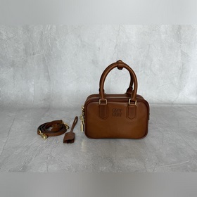 5BB123 MiuMiu新品too pretty保齡球手袋，采用進口小牛皮，複