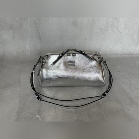 5BF130 (銀色)Miu新品特色款式貝殼雙肩包，精緻細膩小牛皮，簡約線條結合