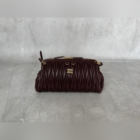 5BF130 Miu新品特色款式貝殼雙肩包，精緻細膩小羊皮，經典Matelass