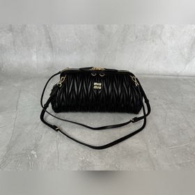 5BF130 Miu新品特色款式貝殼雙肩包，精緻細膩小羊皮，經典Matelass