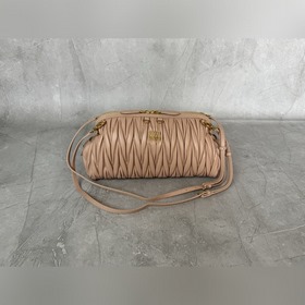 5BF130 Miu新品特色款式貝殼雙肩包，精緻細膩小羊皮，經典Matelass