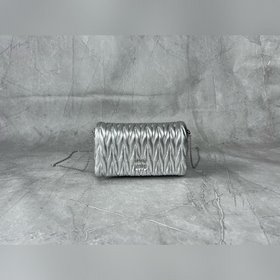 5BP086 MIU MI 新品鍊條包，頂級進口小羊皮，品牌經典标志性Matel