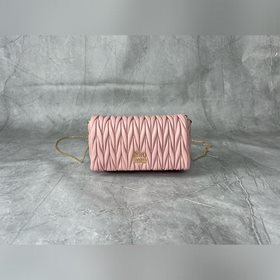 5BP086 MIU MI 新品鍊條包，頂級進口小羊皮，品牌經典标志性Matel