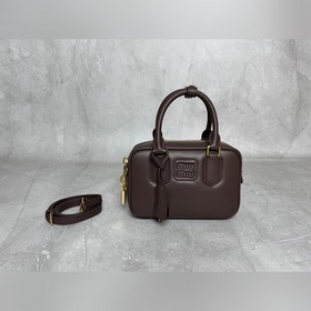 5BB123 牛皮石楠木色 尺寸：19X13X6 材質：進口牛皮 too pre