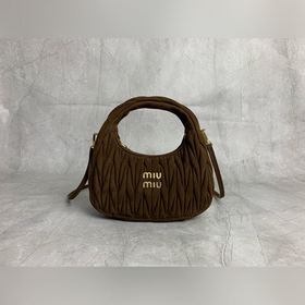 新款絨面Hobo 5BC125 (深棕色) 這款手袋以絨面皮革重新演繹Wande