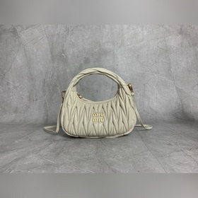 5BC125(白色) M家 手袋，采用進口小羊皮經典品牌标志性Matelasse