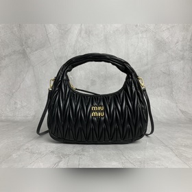 5BC153(黑色) M新品MiuWander手袋，采用進口小羊皮經典品牌标志性
