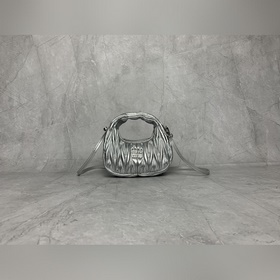 5BP078(銀色) MiuMiu新品迷你MiuWander手袋，采用進口小羊皮