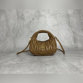 5BP078(焦糖) MiuMiu新品迷你MiuWander手袋，采用進口小羊皮