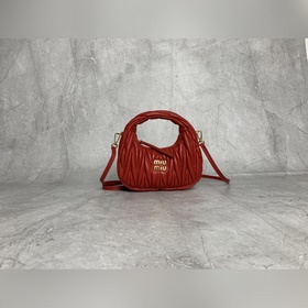 5BP078(大紅) MiuMiu新品迷你MiuWander手袋，采用進口小羊皮