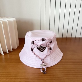 普拉達字母漁夫帽 設計感超強，讓人耳目一新 頭型非常好，可以修飾各種頭型，實力百