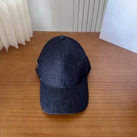普拉達刺繡字母棒球帽 設計感超強，讓人耳目一新 頭型非常好，可以修飾各種頭型，實