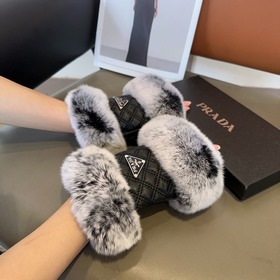 普拉達羊皮手套，時尚手套，秋冬保暖内裡，經典簡潔 上手超舒适柔軟、百搭！均碼