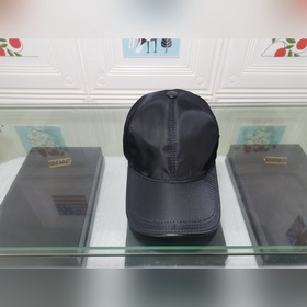 普拉達經典款，手感細膩舒适，配頭層牛皮，純棉裡布，時尚百搭，配盒子防塵袋卡片