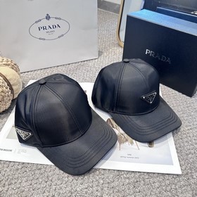 普拉達 三角标棒球帽 設計感超強，讓人耳目一新 頭型非常好，可以修飾各種頭型，實