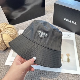 新款 普拉達 Prada 經典三角标漁夫帽，顯臉小 大牌款超好搭配，趕緊入手！