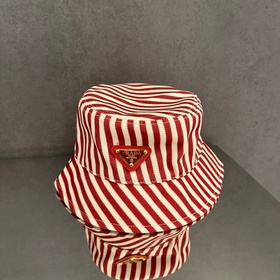 普拉達prada 經典三角标漁夫帽 萬能必留款 戴一萬年都好看 日常剛需 顔色完