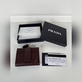 PRADA 最新三角微标卡包，型號2MC066，Saffiano十字紋皮，尺寸8