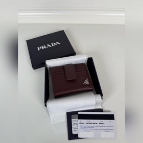 PRADA 男士對折式卡片夾，型號 2MC063，十字紋牛皮制作，尺寸10 8c
