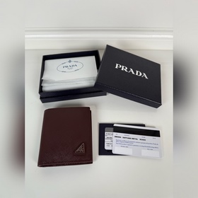 PRADA 男女通用短款錢包，波爾多紅色，型號2MO004十字紋牛皮制作，八卡位