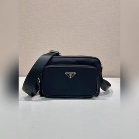 新品 2VH190單肩包 這款單肩包的運動功能性由簡約線條和實用現代細節定義。配